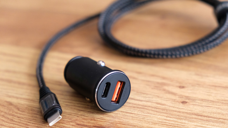 Крупный план быстрого зарядного устройства на столе