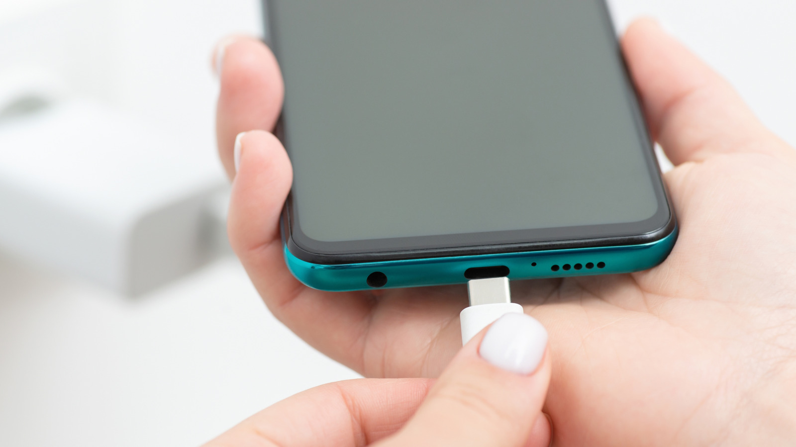 5 вещей, которые вы никогда не должны подключаться к USB -портам вашего телефона (и почему)