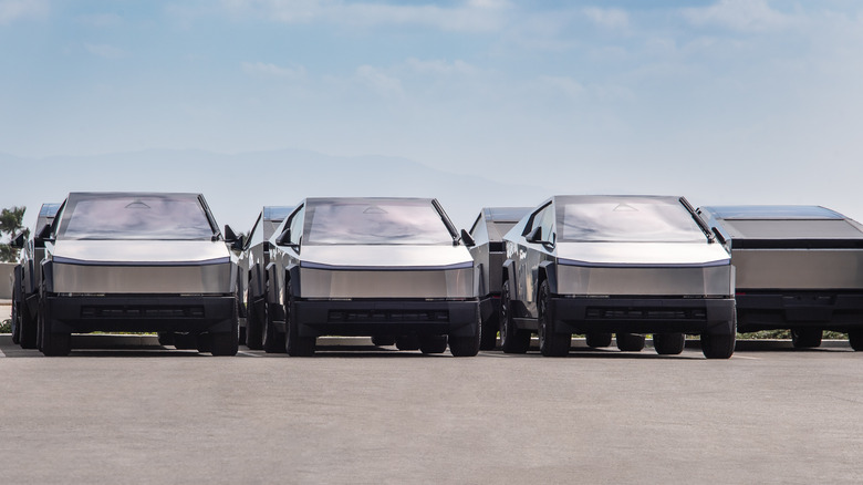 Tesla Cybertrucks выстроилась в линию для доставки