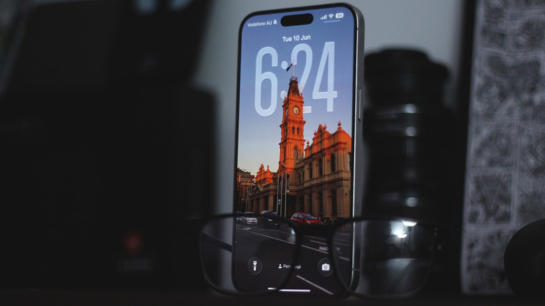 iOS 26 замок с жидким стеклянным пользовательским интерфейсом
