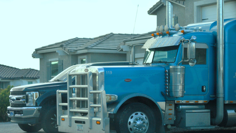 Blue Peterbilt Semi-Truck, припаркованный перед жилым гаражом