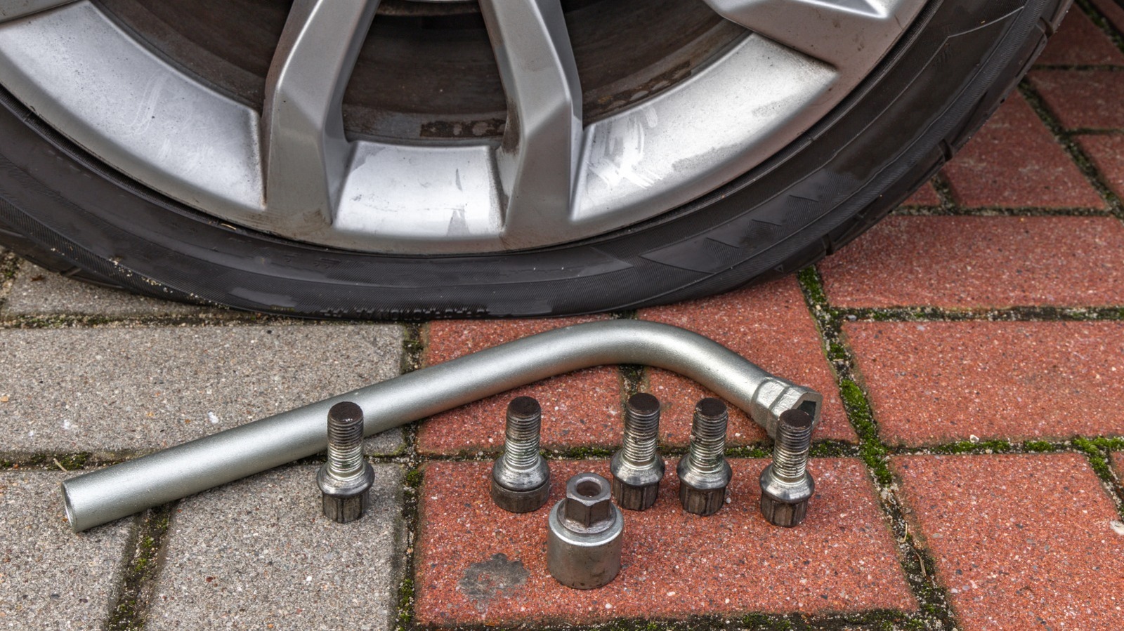 Вот почему производители автомобилей сделали переход от гайков для затяжения на болты