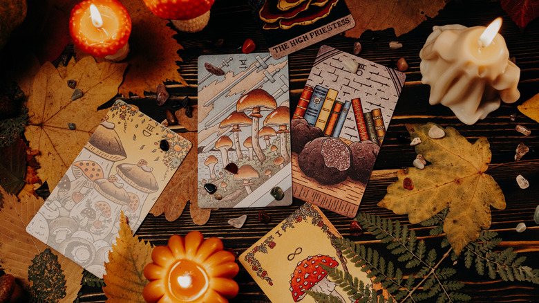 Коллекция карт Таро на столе с раскрытием падения