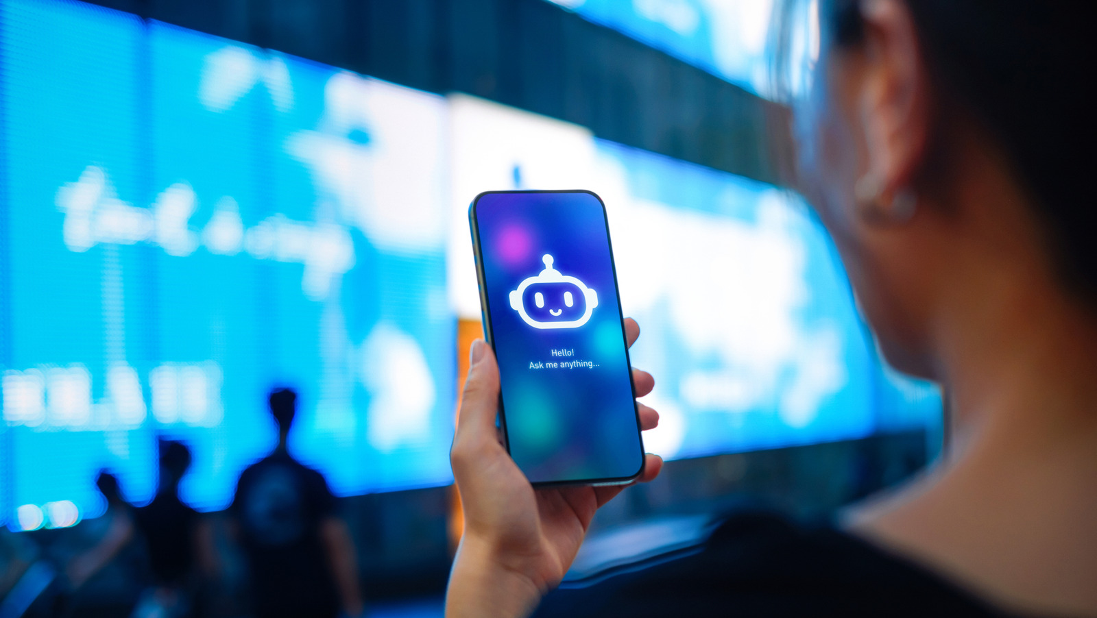 5 из самых странных способов, которыми люди используют инструменты ИИ в 2025 году