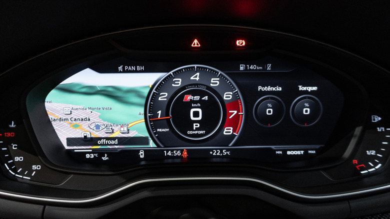 Крупный план Audi RS4 виртуальной кабины цифровой кабины.