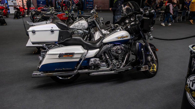 Белый и черный Harley-Davidson Electra Glide Ultra Limited мотоцикл припарковался в помещении на автосалоне