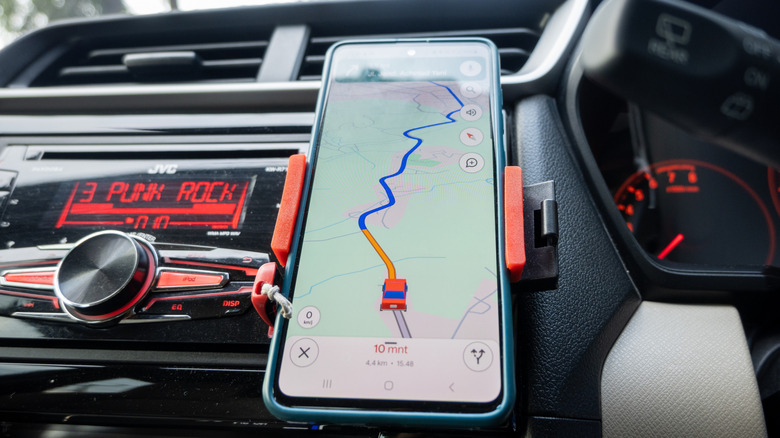 Приложение Google Maps на смартфоне в автомобиле.