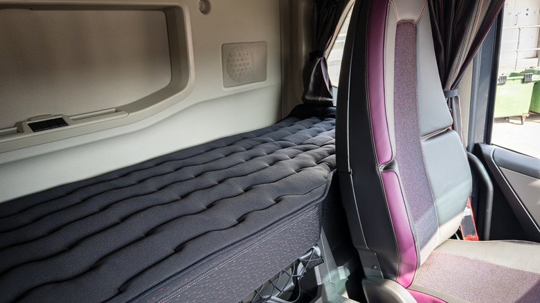 Кабина спящего с кроватью и шторами