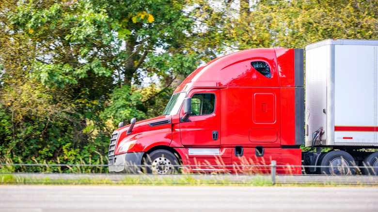 Полу-крик с кабиной спящего на шоссе