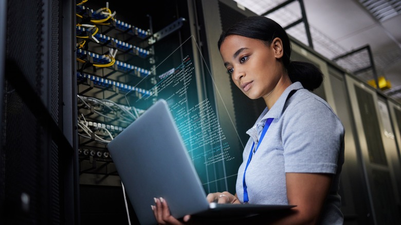 Женщина, работающая в центре обработки данных.