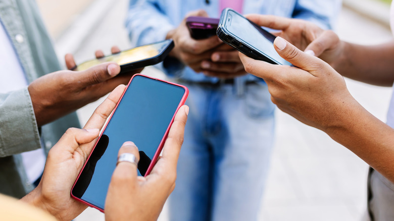 Группа людей, использующих свои телефоны