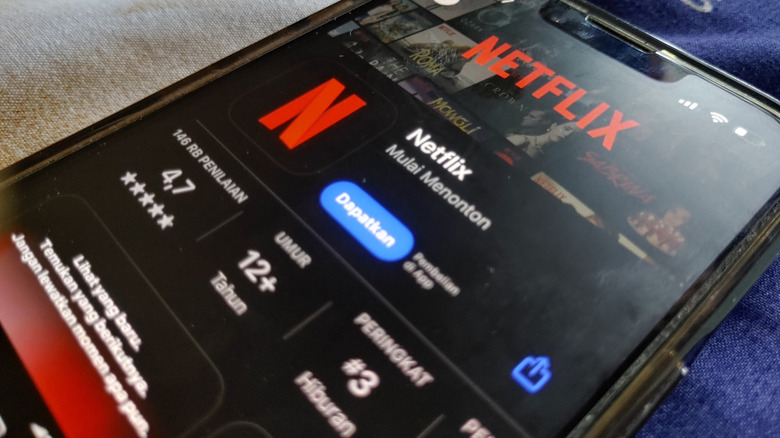 Телефон, отображающий Netflix на экране