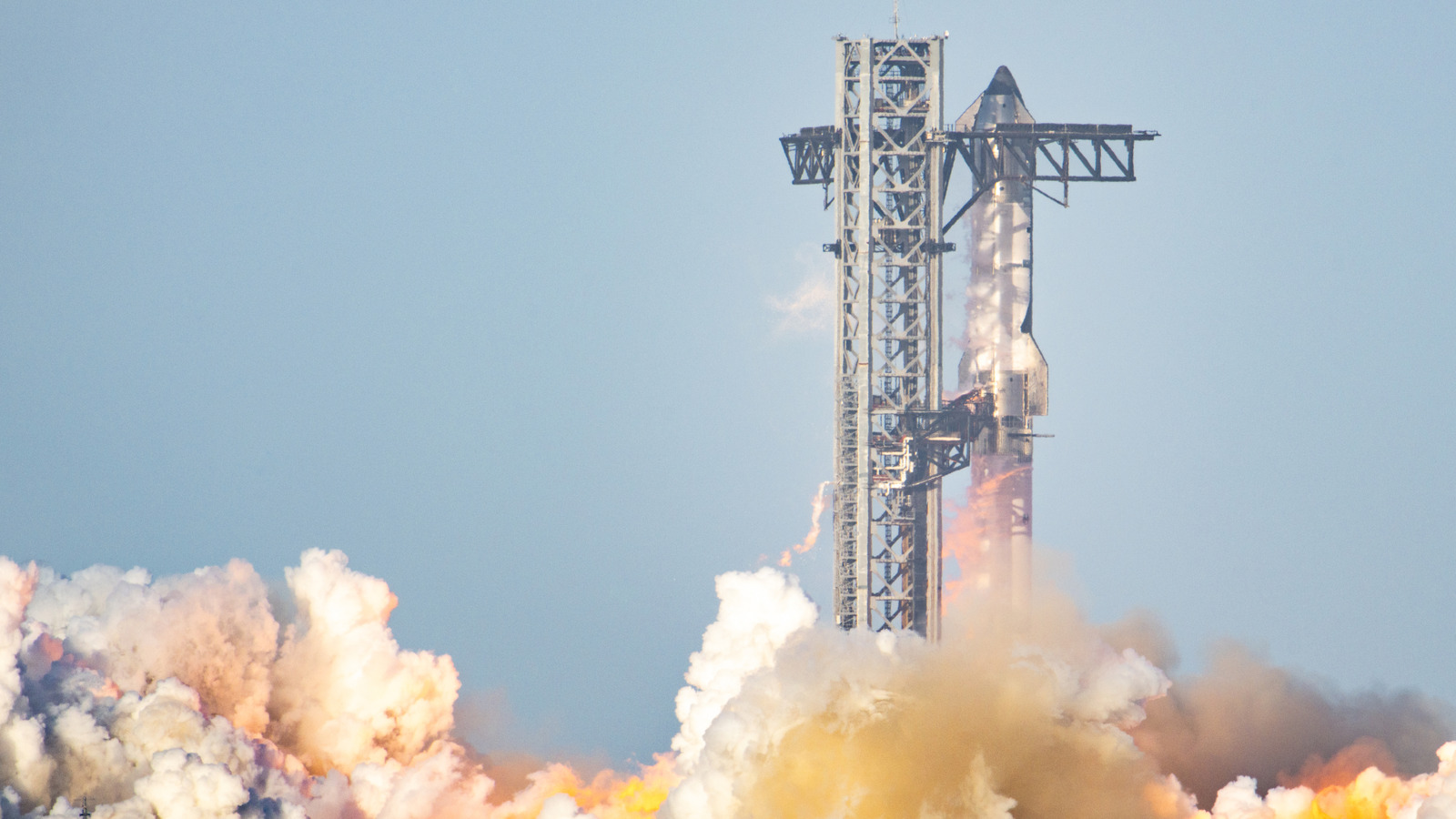 Звездный тест Огня знаменует собой основной веху в лиде SpaceX до рейса 11