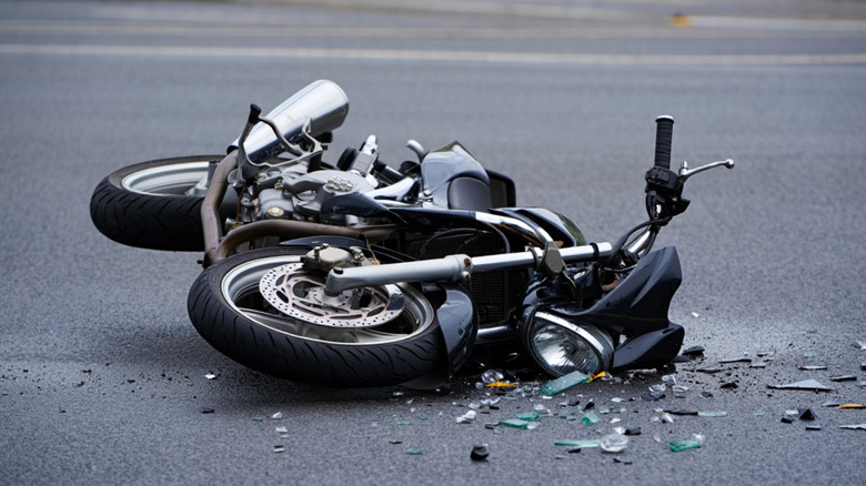 Мотоцикл на боку после аварии