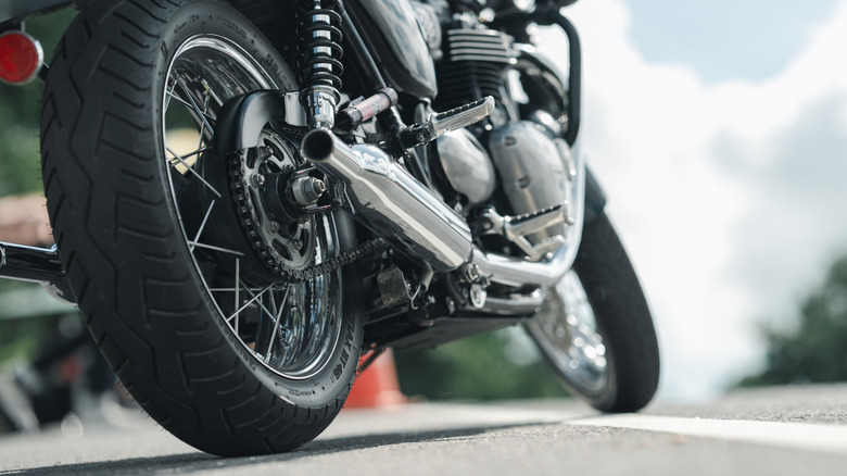 Крупный план задней мотоциклевой шины