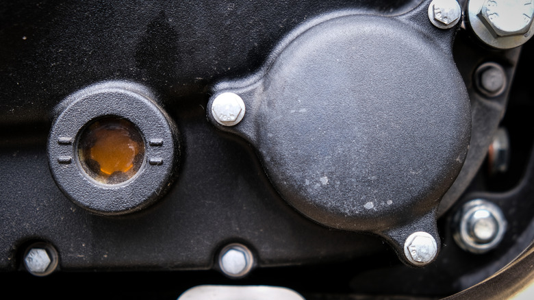 Стеклянное окно мотоциклетного масла.