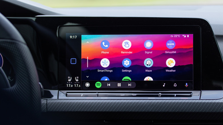 Home Screen Android Auto, приложение, разработанное Google, можно увидеть на экране нового автомобиля.