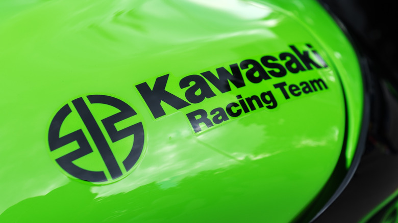 Логотип Kawasaki Racing Team на зеленом велосипеде.