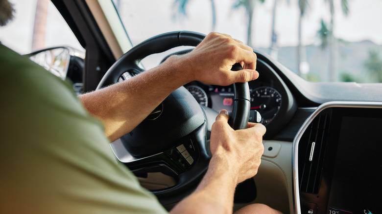 Две руки на руле.