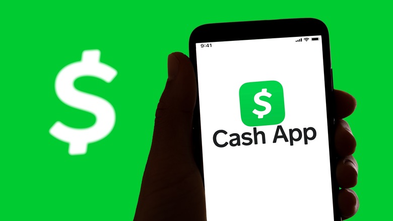 Приложение Cash App на экране смартфона с логотипом Cash App на заднем плане.