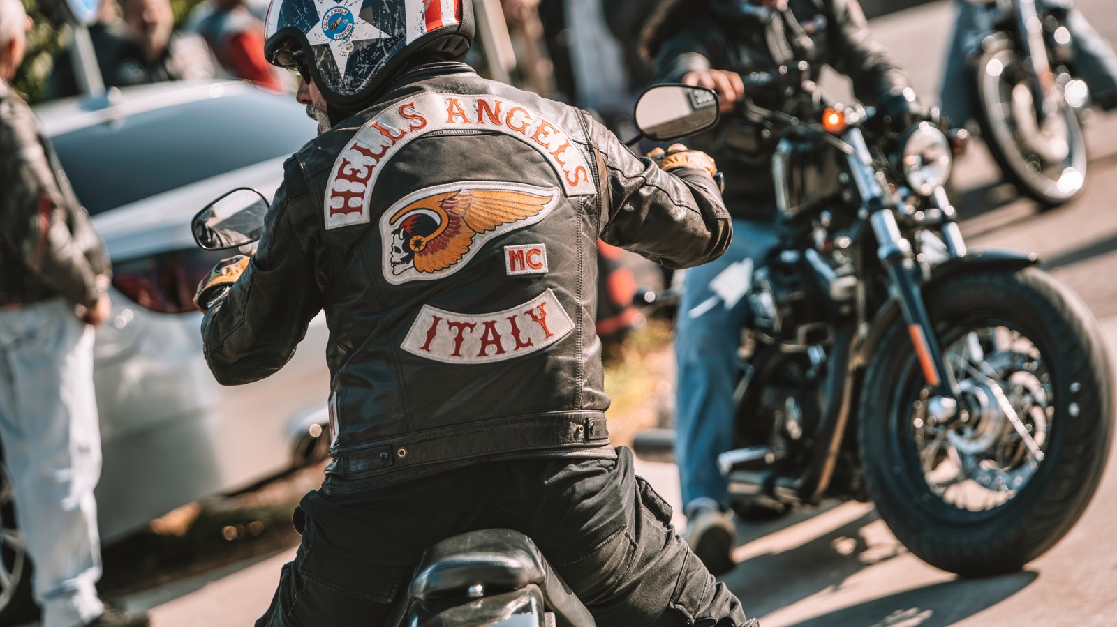 Почему байкеры называют свои нашивки «цветными»?