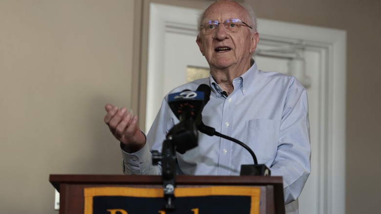 Лауреат Нобелевской премии Джон Кларк выступает с речью