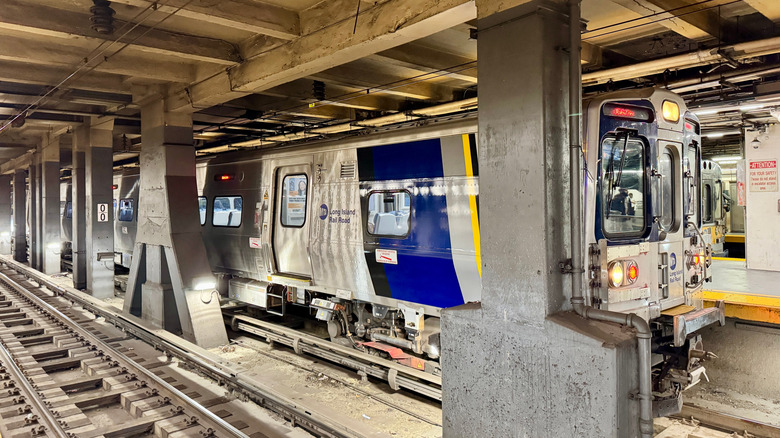 Вид сбоку на поезд железной дороги Лонг-Айленда.