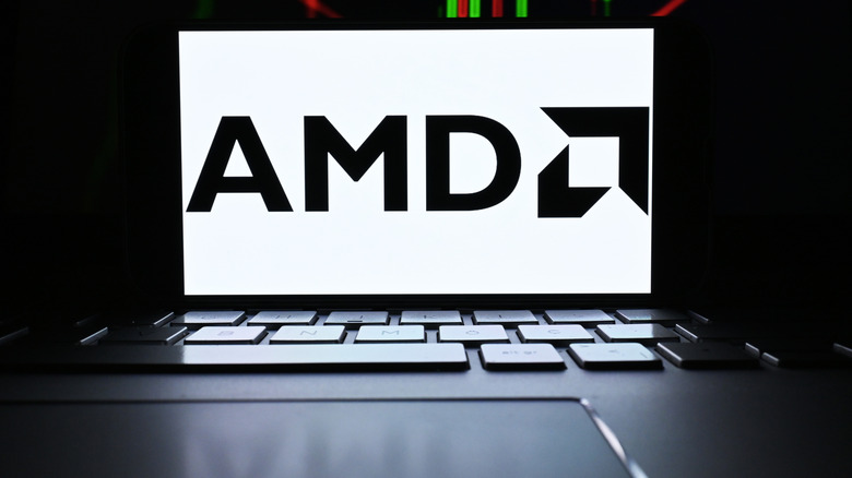 На экране телефона появляется логотип AMD