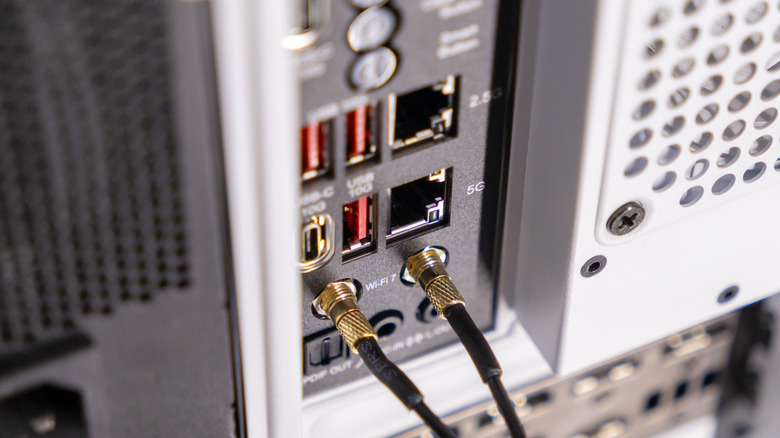 задняя часть корпуса ПК с указанием соединений USB и Wi-Fi