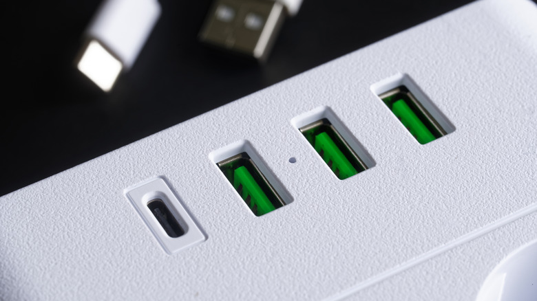 USB-концентратор с изображением различных типов разъемов