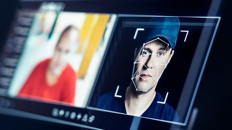 Процесс дипфейка на экране компьютера