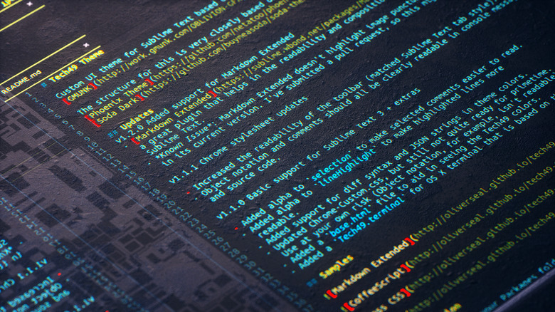 компьютерный код на черном фоне