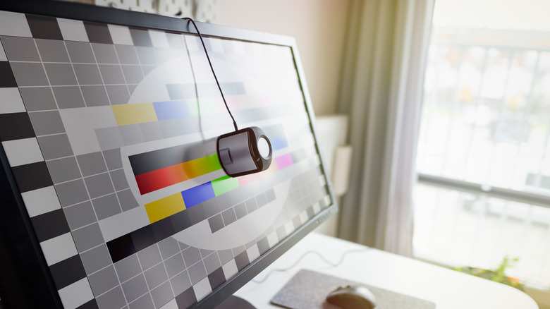 Профессионала калибруют с помощью колориметра