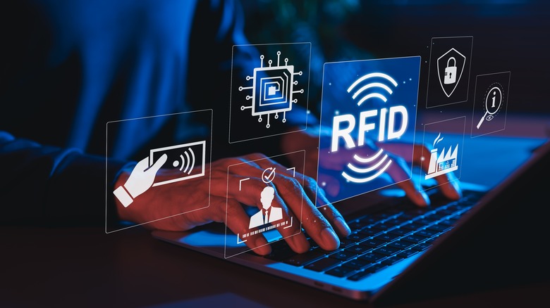 Человек за ноутбуком с цифровой графикой появляется в воздухе