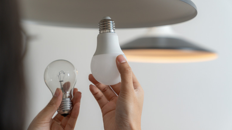 Замена стеклянной лампочки на светодиодную.