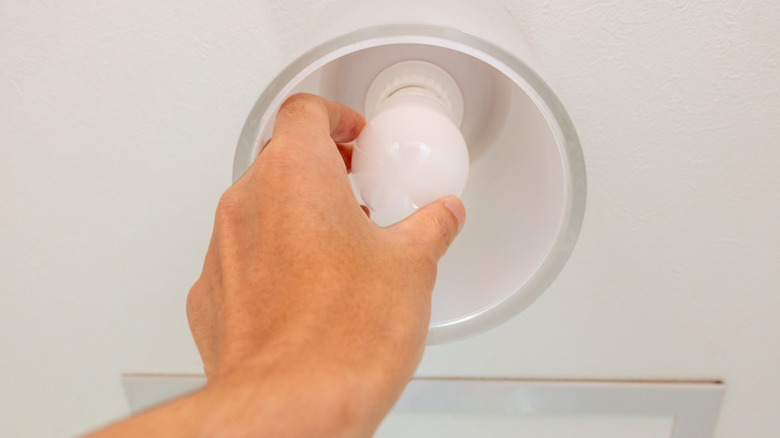 Удаление лампочки в осветительном приборе.