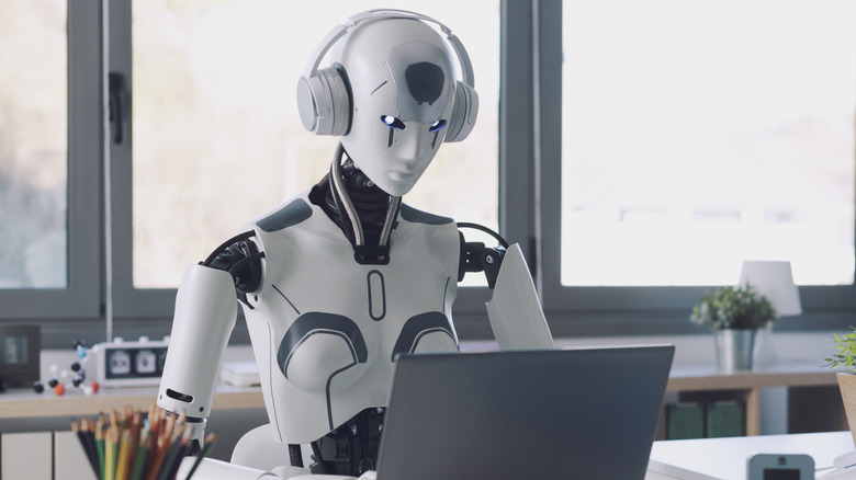 Робот, использующий ноутбук