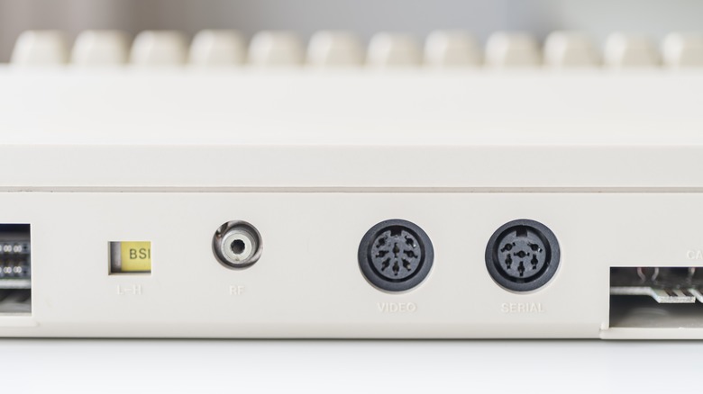 Крупный план устаревших портов на старом компьютере