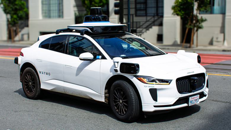 Беспилотный автомобиль Waymo замечен на улицах Калифорнии