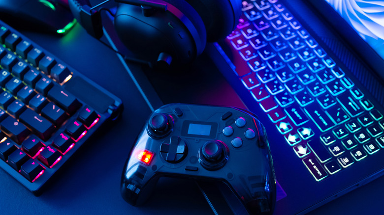Контроллер видеоигры и клавиатура на столе