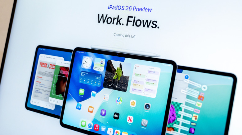 Прямая трансляция iPadOS 26 на телефоне и Mac.