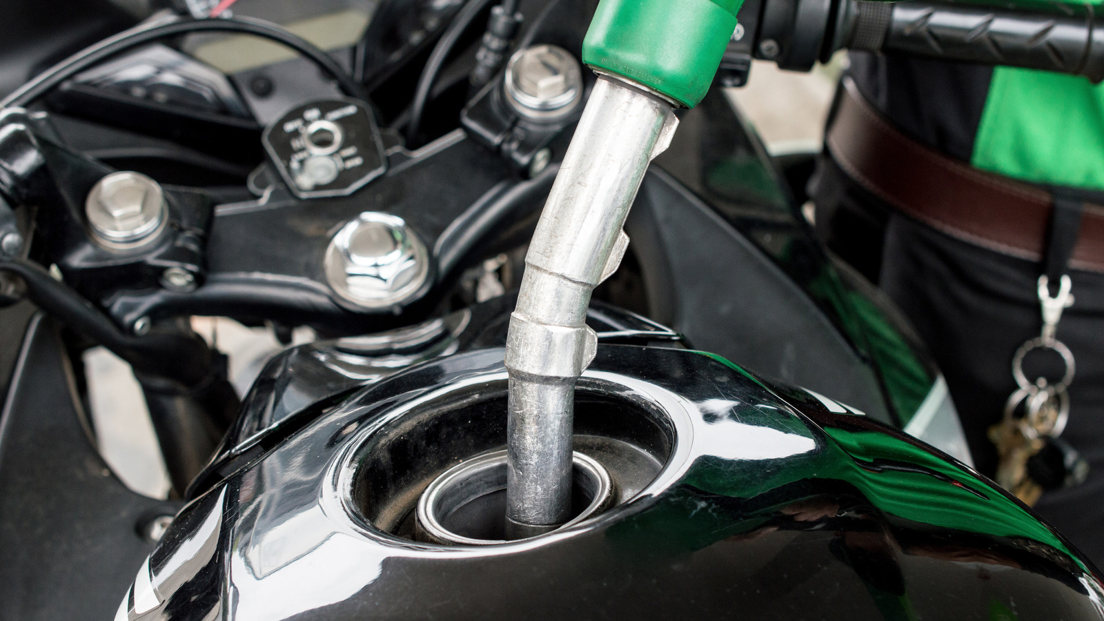 Стоит ли использовать бензин премиум-класса в мотоцикле?