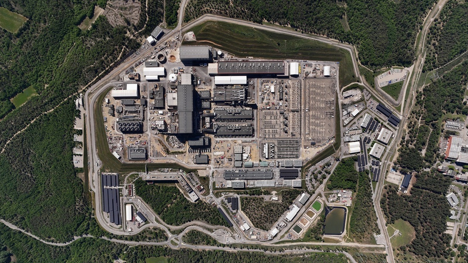 Крупнейший в мире эксперимент по термоядерной энергии вступает в критическую фазу проекта