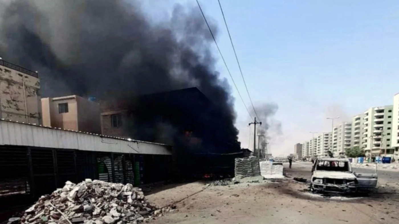 Дым поднимается на улице в Хартуме во время массовых боевых действий, 23 апреля 2023 г. (AFP/Indonesia FM)