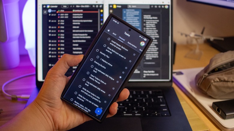 Задачи Google на телефоне Android и Календарь Google и Keep на MacBook Air в фоновом режиме