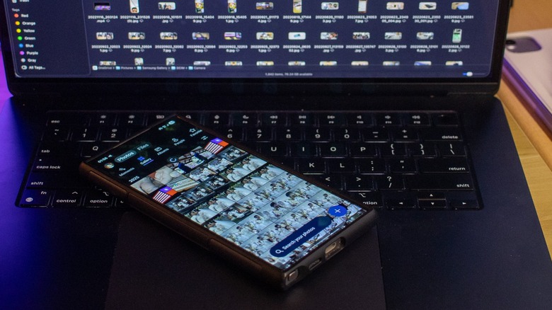 Фотографии OneDrive, которые отображаются как на телефоне Android, так и на MacBook.