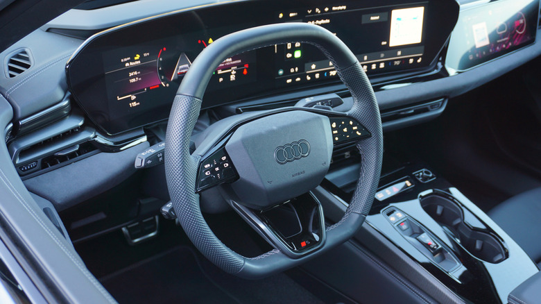 Руль Audi S5 2025 года.