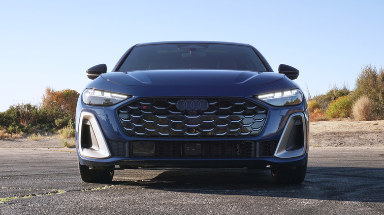 Передняя решетка Audi S5 2025 года