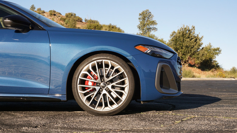 Переднее колесо Audi S5 2025 года.