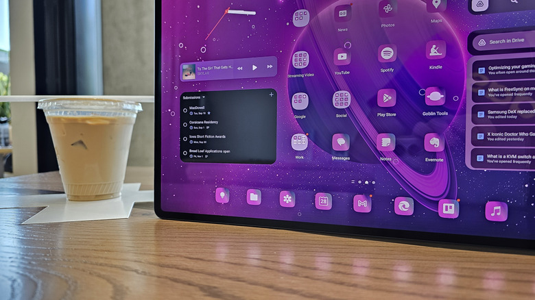 Samsung Galaxy Tab S9 Ultra на столе рядом с кофе